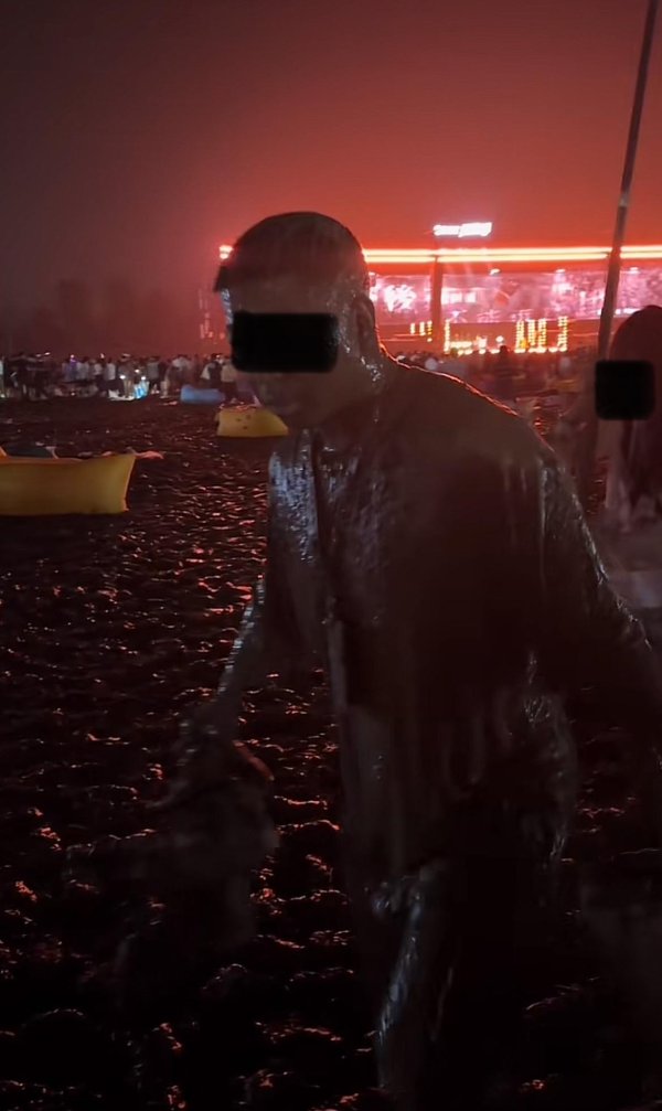 炒股配资评测网 蚌埠龙湖音乐节满地泥巴还爬出甲鱼，游客成“兵马俑”自嘲来插秧，场地方：一直下雨