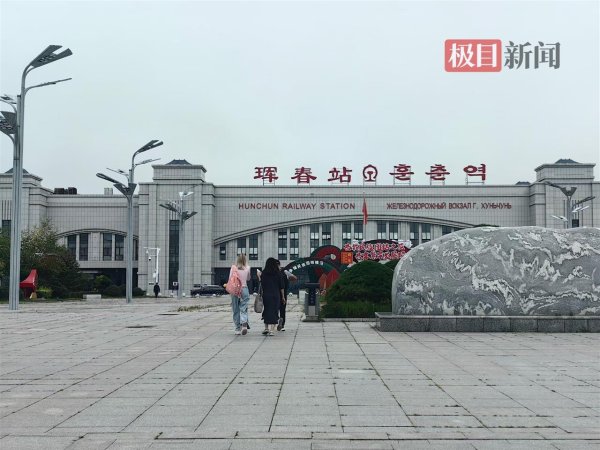 网上正规实盘配资网站 实探中俄互免签证前的边境小城:4日游只需600元,俄罗斯游客大包小包购物,店员学俄语招揽生意