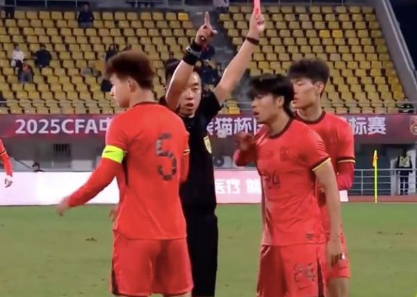 线上炒股配资之家 热议汪士钦红牌：对方踢人很隐蔽；染红动作太业余，是陋习