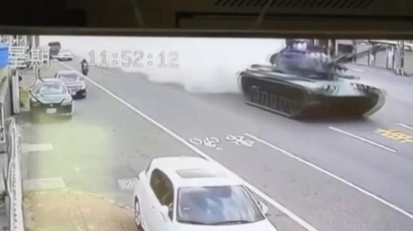 网上正规实盘配资网站 台当局成立应变中心，“坦克冒烟”上热搜